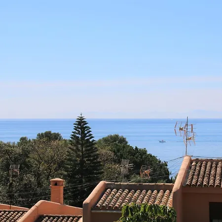 Apartamento Con Las Mejores Vistas Al Mar Y Jardines Privados, Perfecto Para 4 Personas