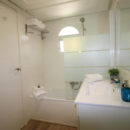 Apartamento Con Las Mejores Vistas Al Mar Y Jardines Privados, Perfecto Para 4 Personas